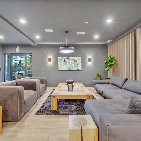 Huge Downtown Corner Unit- Pool-Gym-Walk 2 Broadway-3