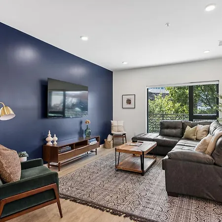 Huge Downtown Corner Unit- Pool-Gym-Walk 2 Broadway-2
